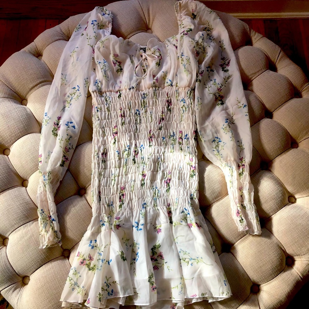 Long sleeved mini dress, white with flowers